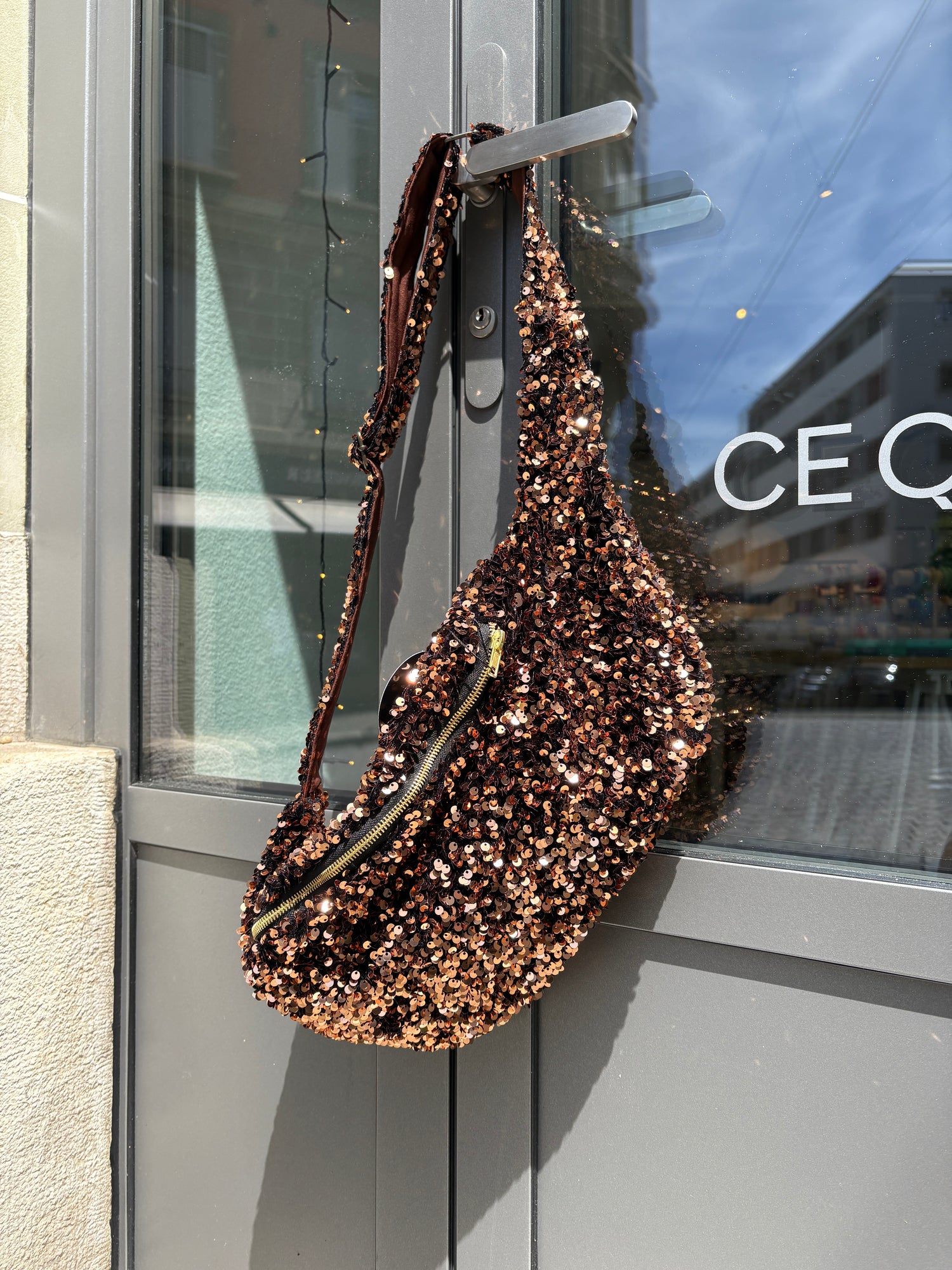 LILOU AIX Banane à sequins bronze