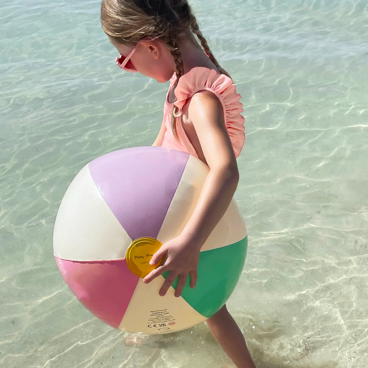 Photo d'un ballon de plage Petite Pomme disponible au Concept Store Ce qui Nous Lie à Lausanne