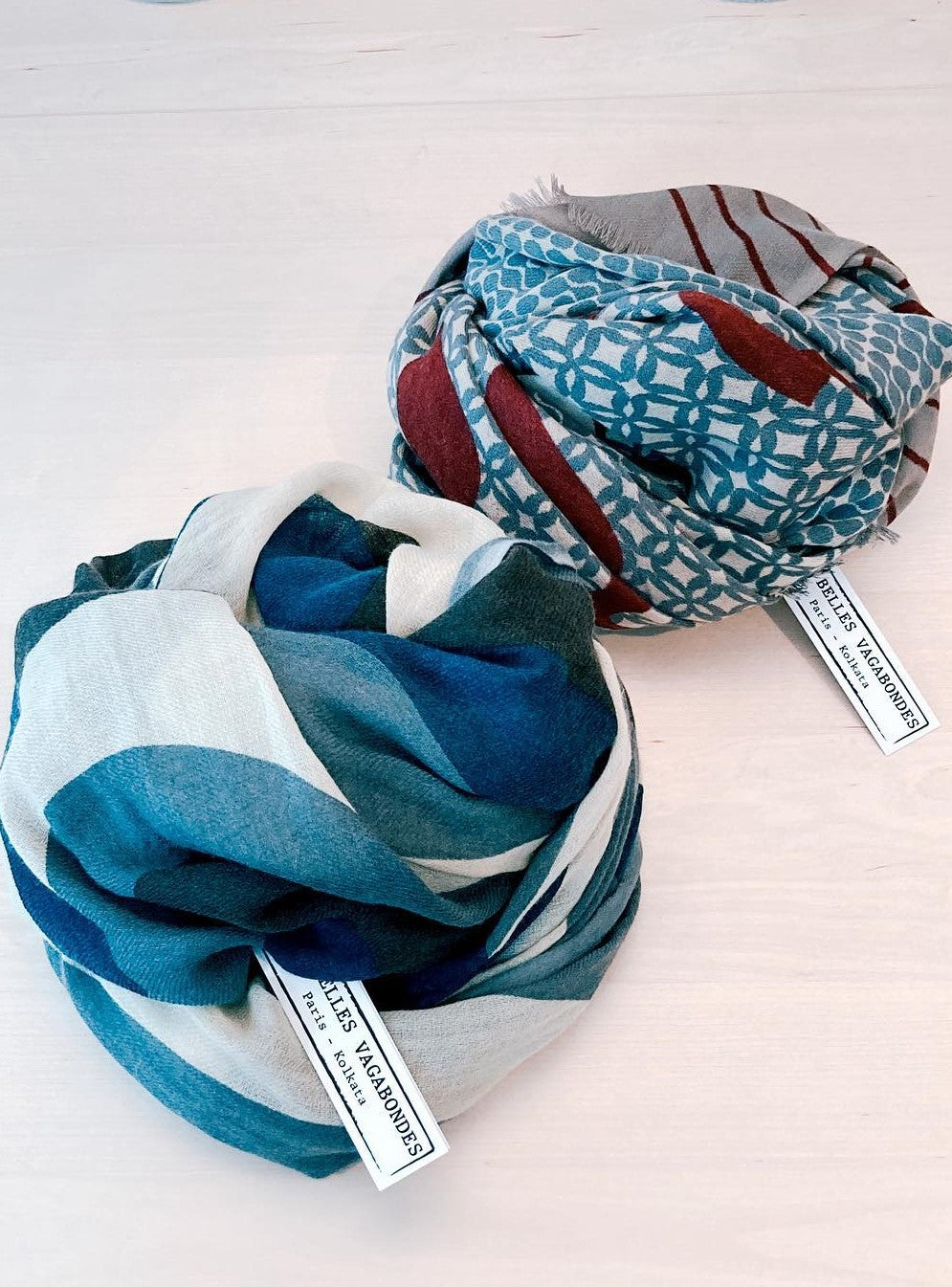foulards enroulés de la collection Les Belles Vagabondes disponibles à Ce Qui Nous Lie Lausanne