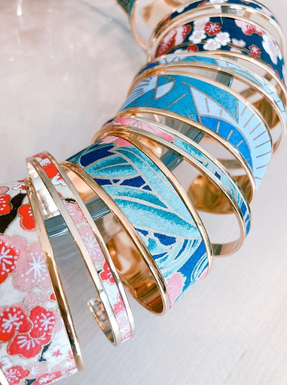 Photo de bracelets artisanaux du créateur La Facorigami faisant une idée cadeau idéal pour se faire plaisir disponible à Ce Qui Nous Lie Lausanne