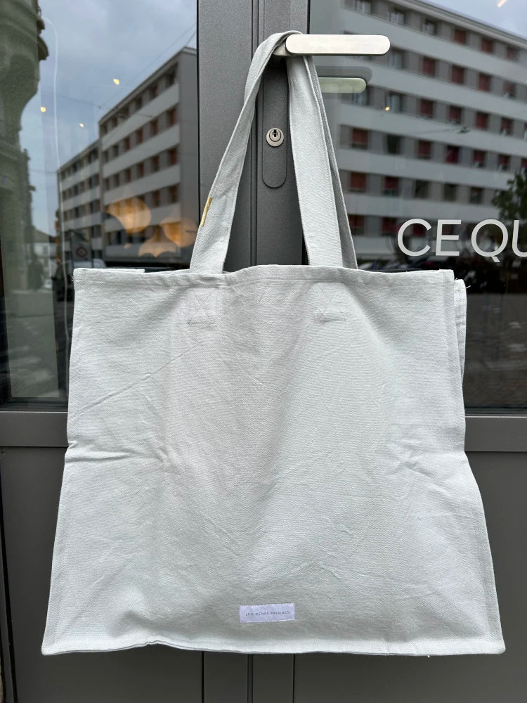 Photo d'un tote bag du créateur Les Pensionnaires disponible au Concept Store Ce Qui Nous Lie à Lausanne