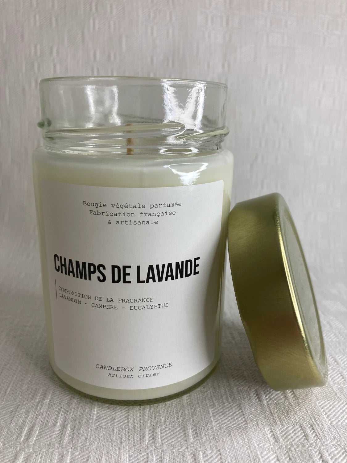 Photo de la bougie parfumée naturelle candlebox 500g de la collection Les explorateurs  ouverte