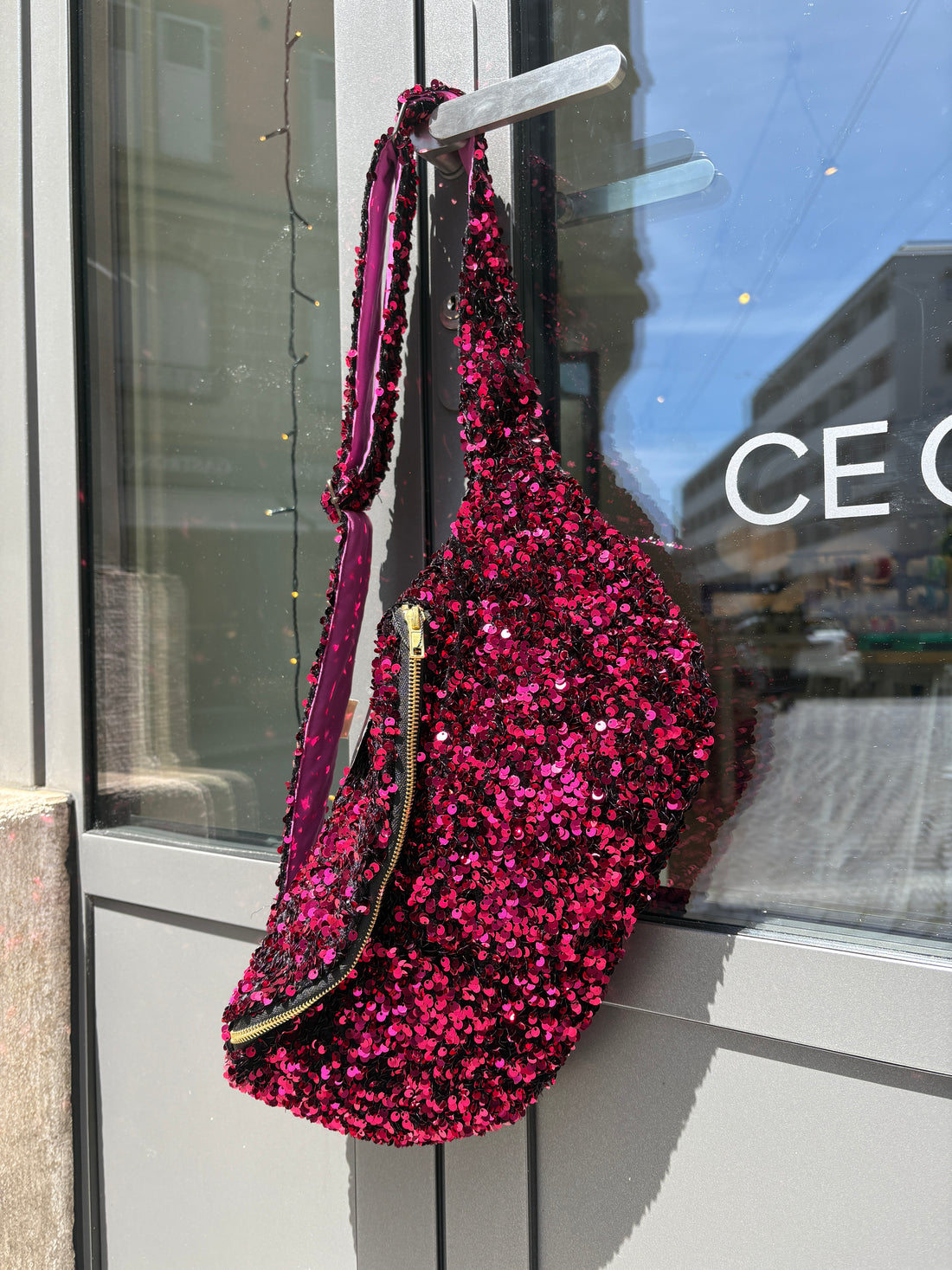 LILOU AIX Banane à sequins fuchsia