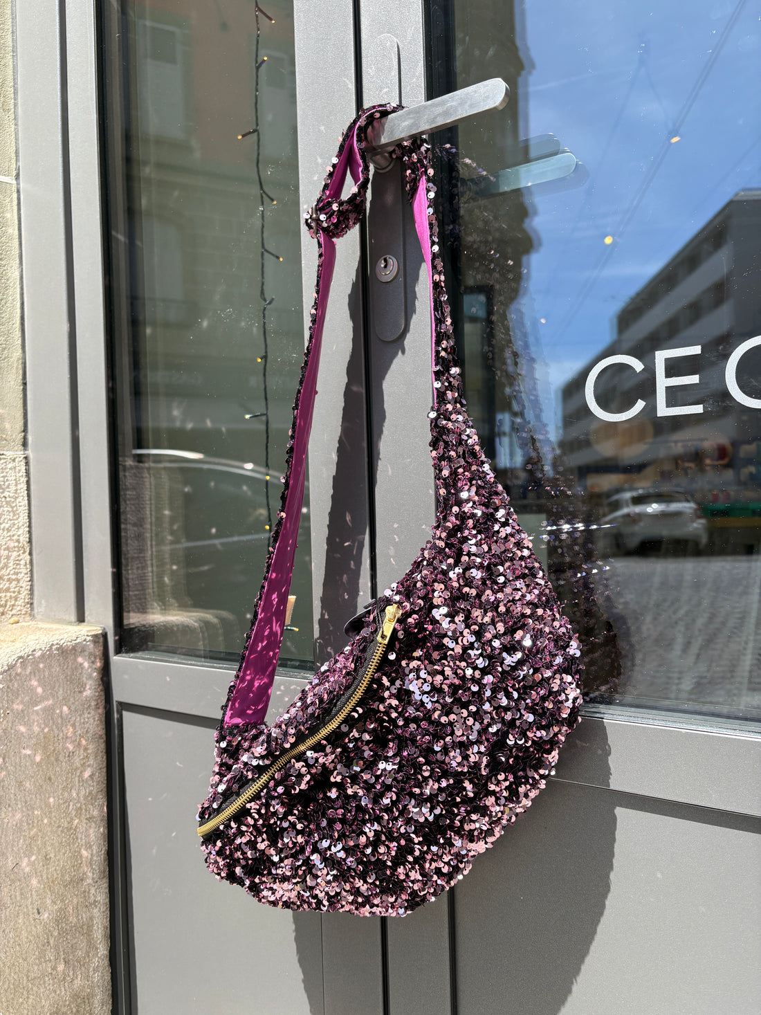 LILOU AIX Banane à sequins rose