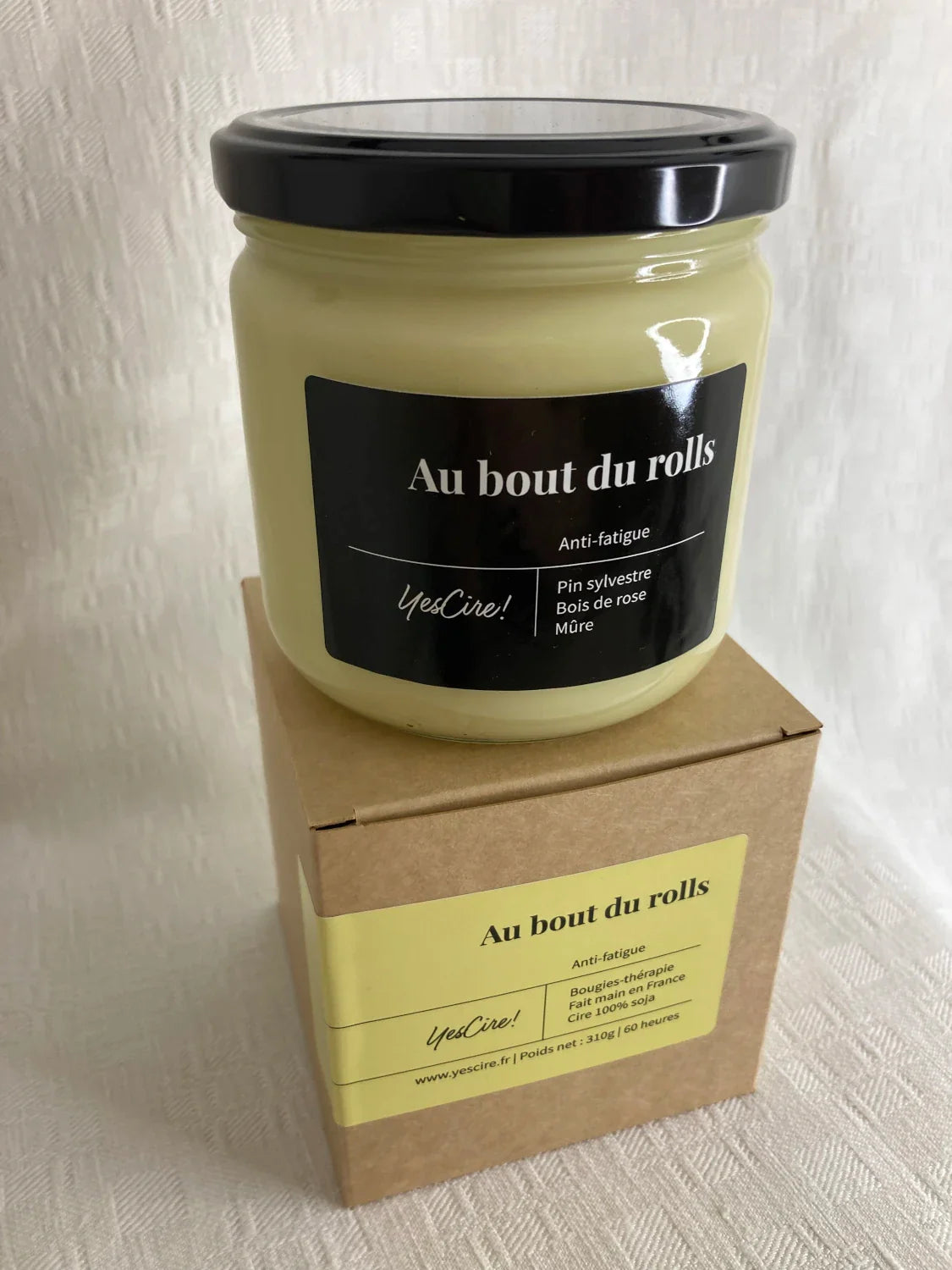 Photo de bougie parfumée Yes Cire artisanale avec son emballage à base de cire de soja vendue à Lausanne